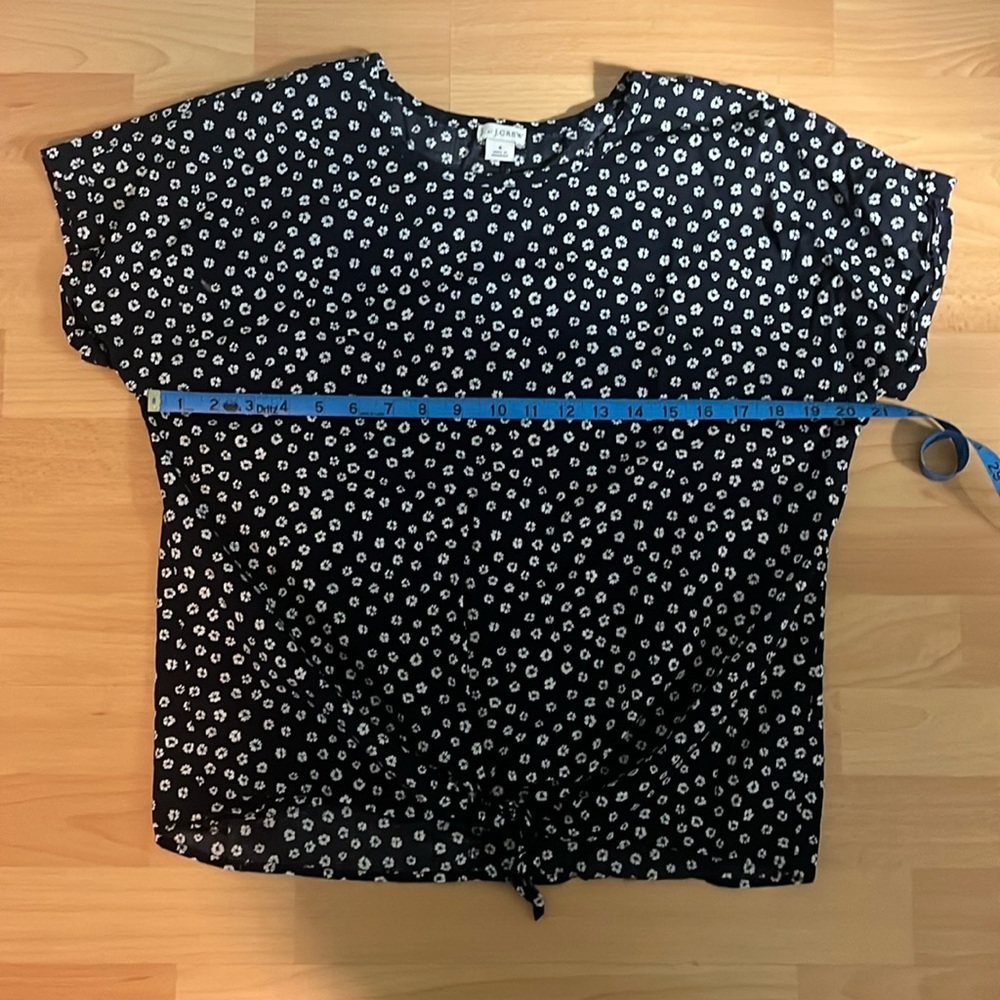 J. By J. Crew navy cotton top with white flowers size S EUC tie front